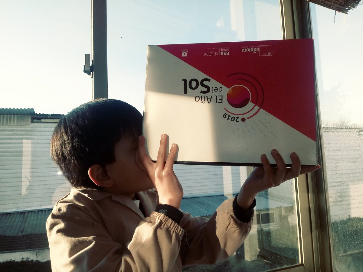 CienciaDonoso's tweet image. Viendo el #EclipseSolar2019 utilizando las #Astrobox que nos facilitaron los amigos de @ExploraMaule