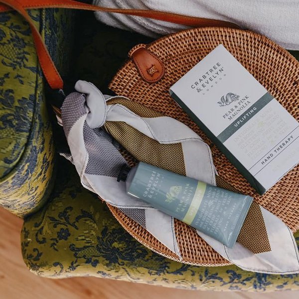 CrabtreeMx's tweet photo. La combinación de extracto de magnolia con pera rica en antioxidantes, son un refuerzo protector perfecto para la primavera🍐🙌
.
.
.
#CrabtreeAndEvelynMx #handcare #handtherapy #pear #loveme https://t.co/WEWBzc20YM