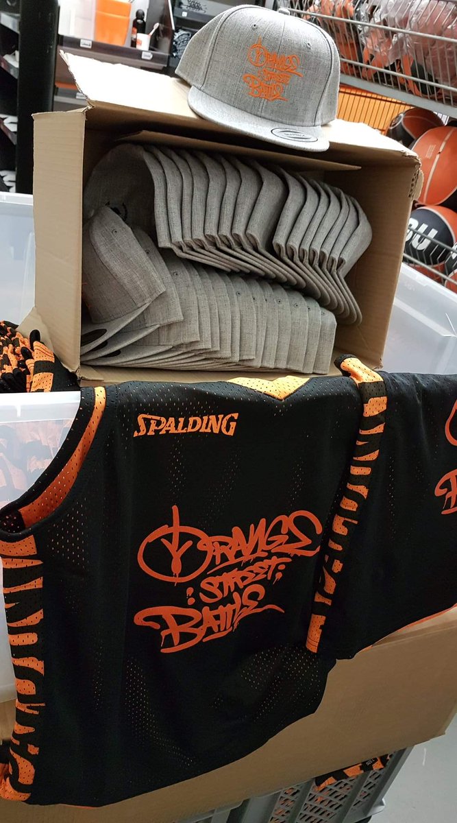 ratiopharmulm's tweet photo. Die Kisten für die OrangeStreetbattle '19 sind gepackt! Die @Spalding Trikots, sowie die @buero_ost Sieger-Caps warten darauf, von euch in Empfang genommen zu werden! Anmeldeschluss ist übrigens morgen (04.07.) um 14 Uhr! #uuulmer

Anmelden &amp; dabei sein ➡️ https://t.co/lecYAh9lk0 https://t.co/0FB92xhqIf