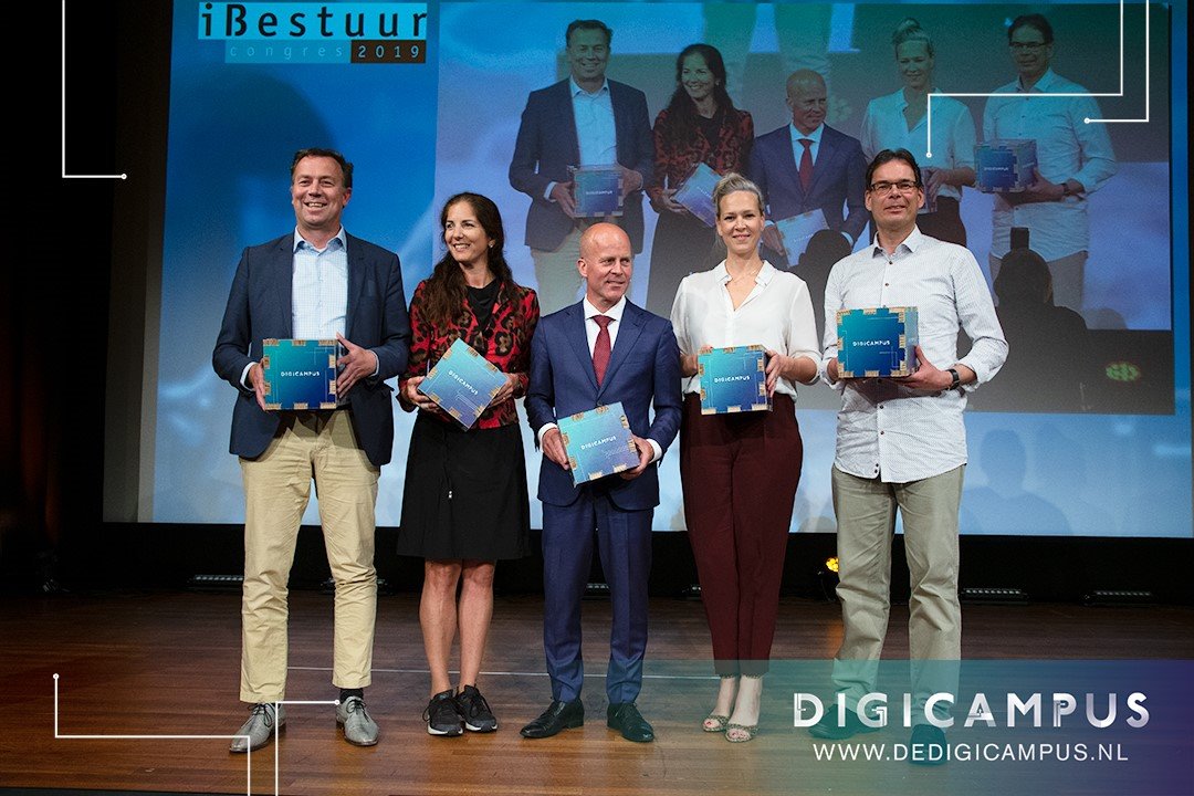Op het iBestuurcongres heeft staatssecretaris Knops Digicampus gelanceerd: een platform voor de ontwikkeling van innovatieve overheidsdiensten. Een ontmoetingsplek voor alle partijen die bij digitale innovaties binnen de publieke sector betrokken zijn. dedigicampus.nl