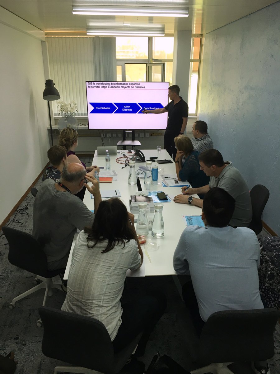 ISBSIB's tweet photo. Talking about #bioinformatics in #precisionmedicine during Lunch@Lab11, with journalists from 🇨🇮 🇫🇷 🇺🇸 🇭🇷 and 🇵🇪 attending the #WCSJ19! What a great idea to foster dialog between #scientists & the media: small groups, lots of questions - thanks for the opportunity @theWCSJ @unil! https://t.co/PbxpmrbTLx