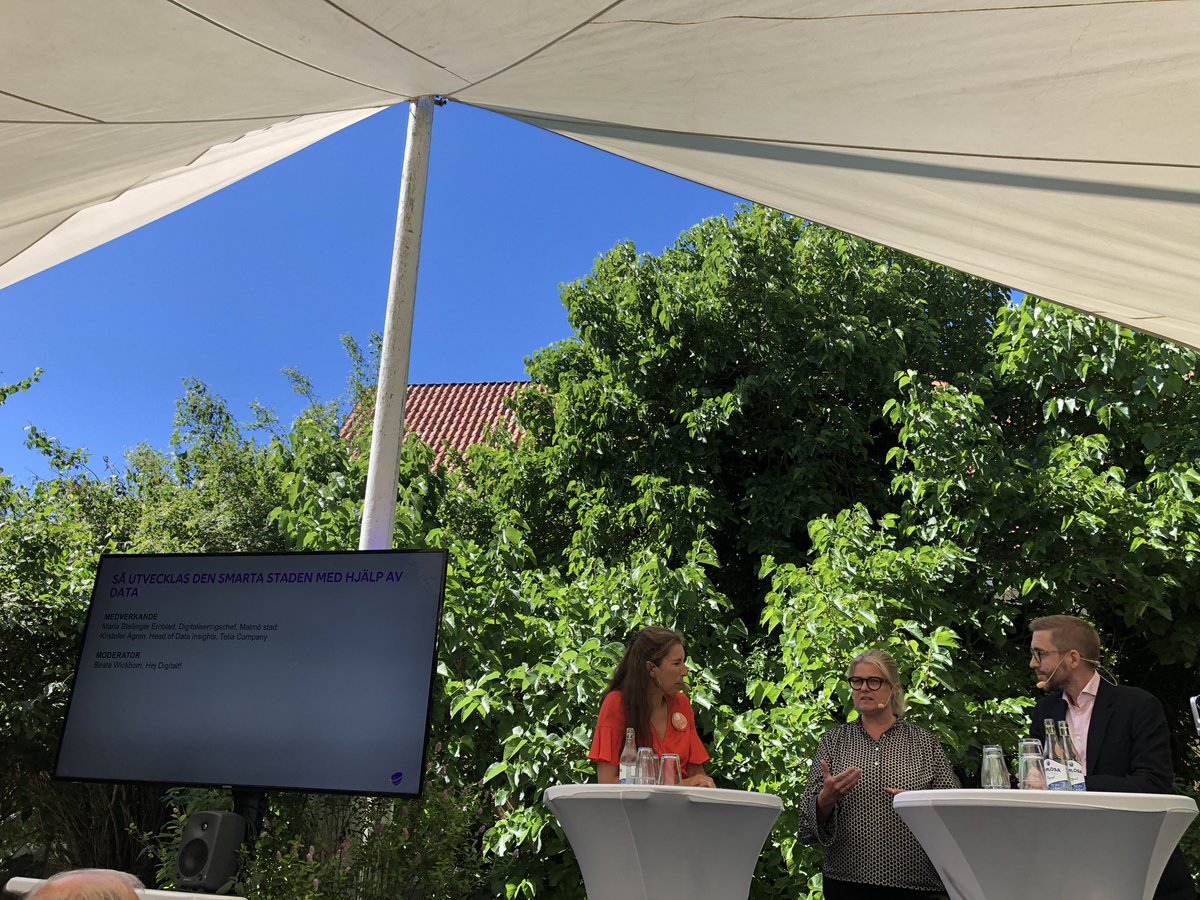 EkmanTweets's tweet photo. @beataw modererar fram spännande insikter om hur data i en smart stad skapar trygghet. @malmostad beskriver hur dom mha data kan identifiera en tom del av staden och förlägga en verksamhet dit tex popup. Kristofer Ågren @TeliaSverige trycker på vikten av syftet med datainsikter https://t.co/80VTHeDL72