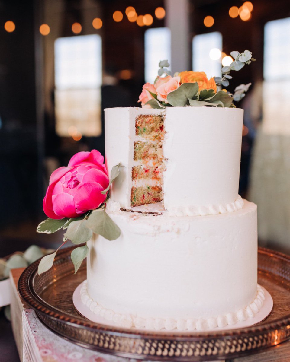 CGSolarArts's tweet image. Classic on the outside, party on the inside. No wedding is complete without a funfetti cake made by Chowgirls Pastry Chef, Andrea. #weddings #weddingcakes #allthesprinkles #funfetti

📸: @carlymacphotos