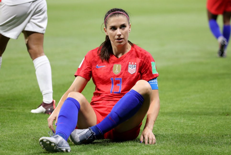   Compañeras le cantan el \Happy Birthday\ a Alex Morgan.   
