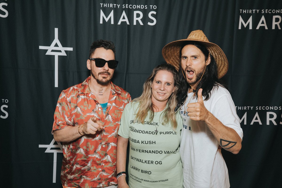 Louella220978's tweet photo. FINALLY got my pic 🤩😍! Thank you @30SECONDSTOMARS @JaredLeto @ShannonLeto @adventure for this incredible and unforgettable day! 

#30SECONDSTOMARS #JaredLeto #ShannonLeto #adventureVIP https://t.co/Nia1maOoZe