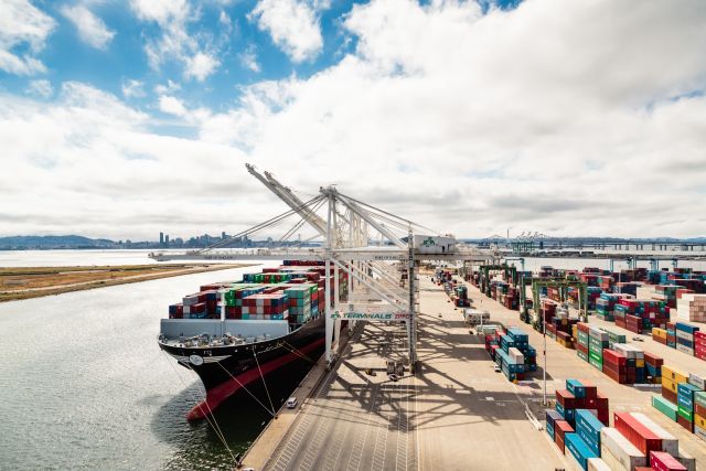 GreenPortBiz's tweet photo. A major California #portoperator projects big air quality gains from a three-month-old #emissions reduction programme. #PortofOakland Port of Oakland https://t.co/mbvGLkigqo https://t.co/XbjD3t0XnM