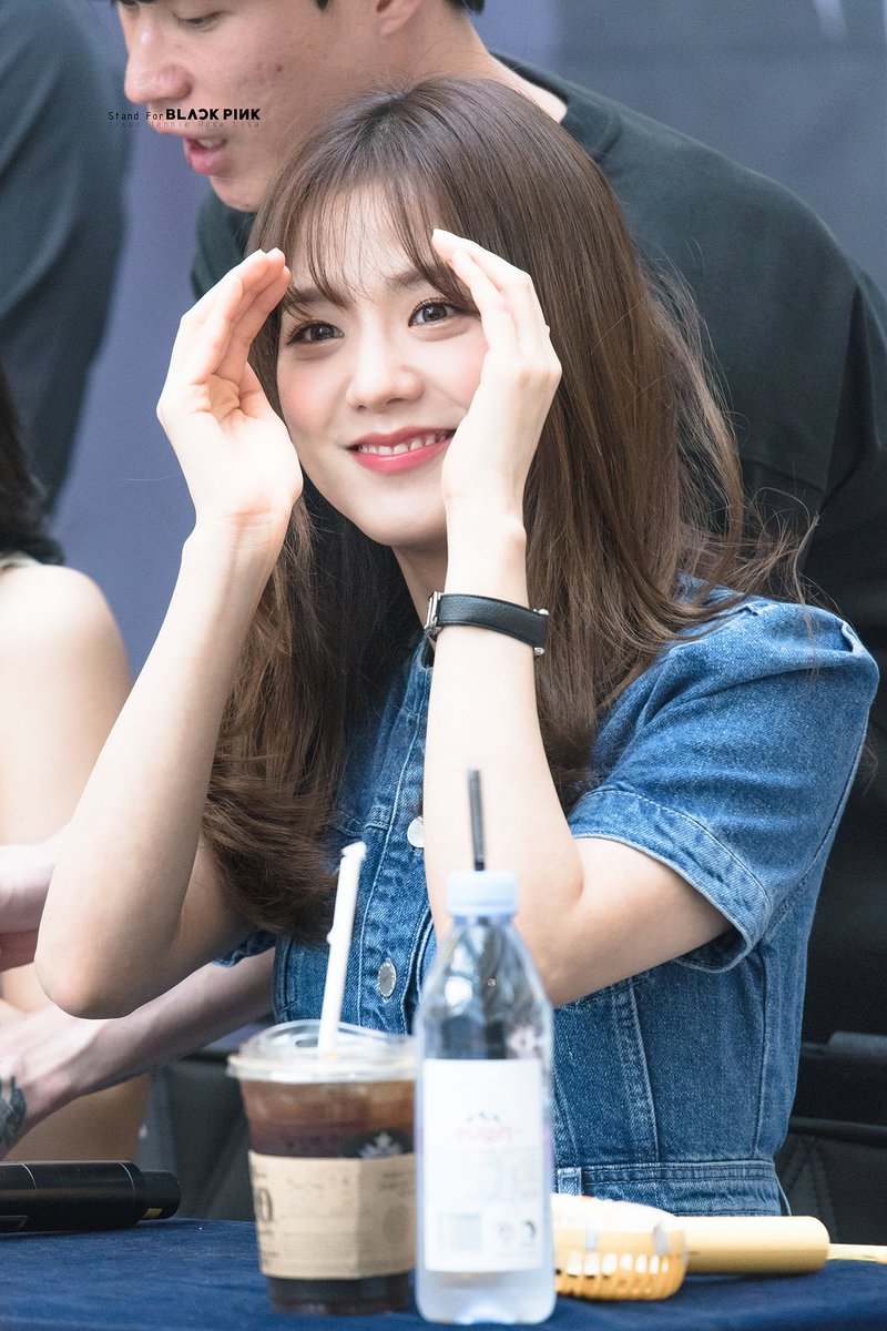 Rememberchu's tweet photo. 190630 타임스퀘어

#지수 #JISOO #BLACKPINK #블랙핑크 https://t.co/QdPRtgg9cC