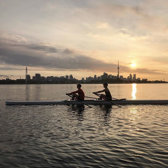 BrianneRows's tweet photo. Amazing views with amazing crews •
📷 @john.e.fromtheblock 
#rowing #rowingcanada #toronto #worldrowing #torontowaterfront #rowingrelated #remo https://t.co/epEL2o1R3Y https://t.co/6navHqPN9V