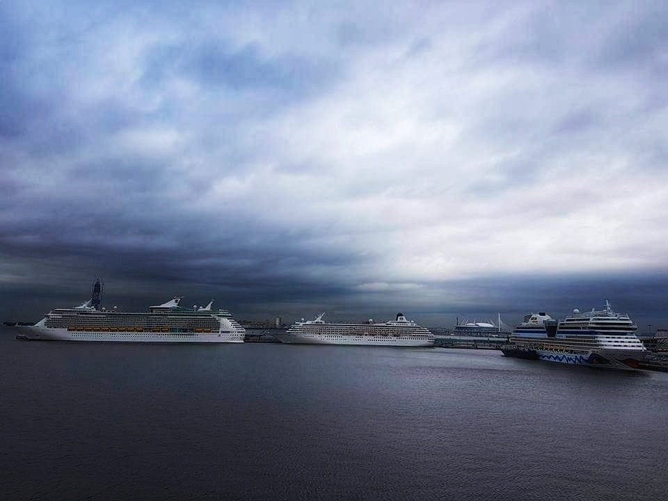 GlobalPitara's tweet photo. Drama in the Sky #cruiselife #cruises #EuropeanSummers #sunset https://t.co/fwUIA5sPfJ