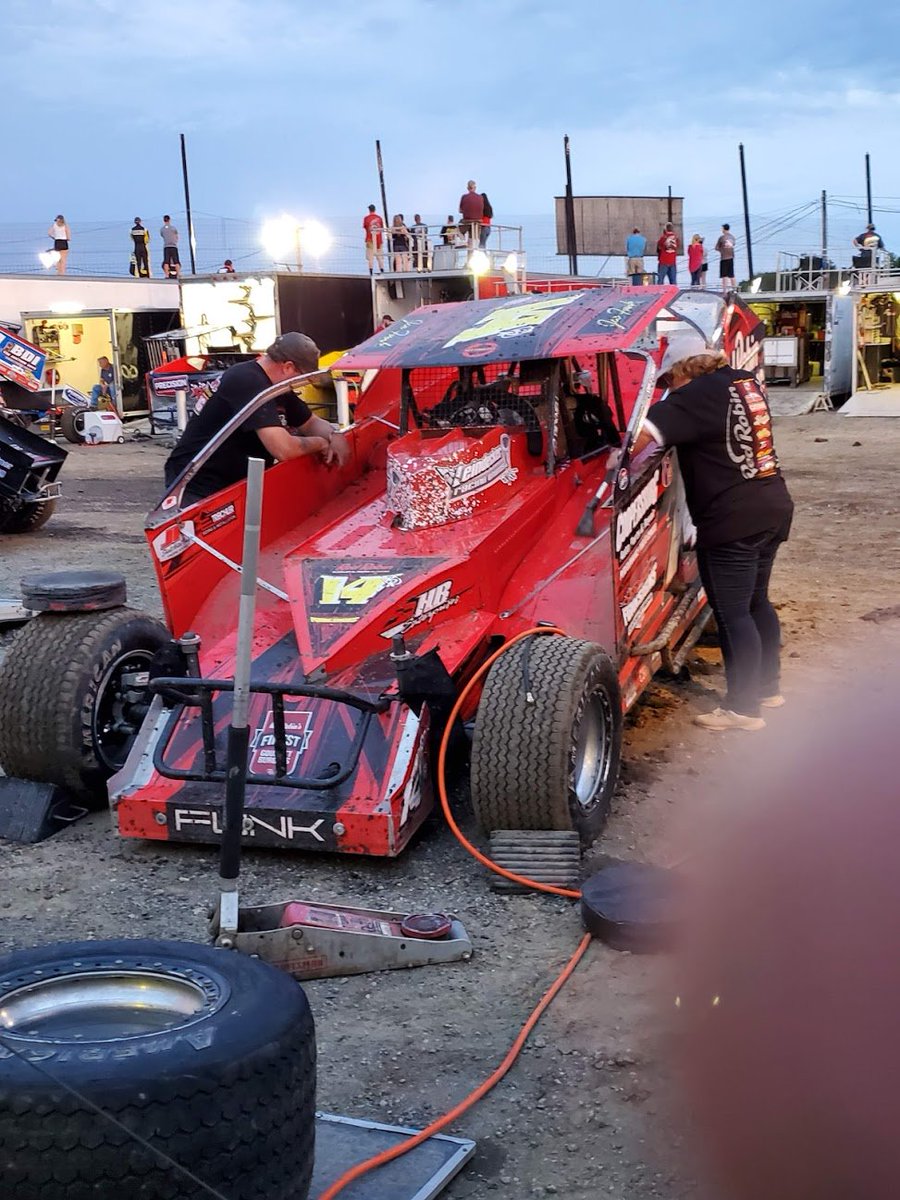 RedRobinRacing's tweet image. .@JoeFunkRacing missed the final transfer spot for the feature at @gviewspeedway by one spot. 

Thank you for helping us with the meet and greet! 🏁🏁