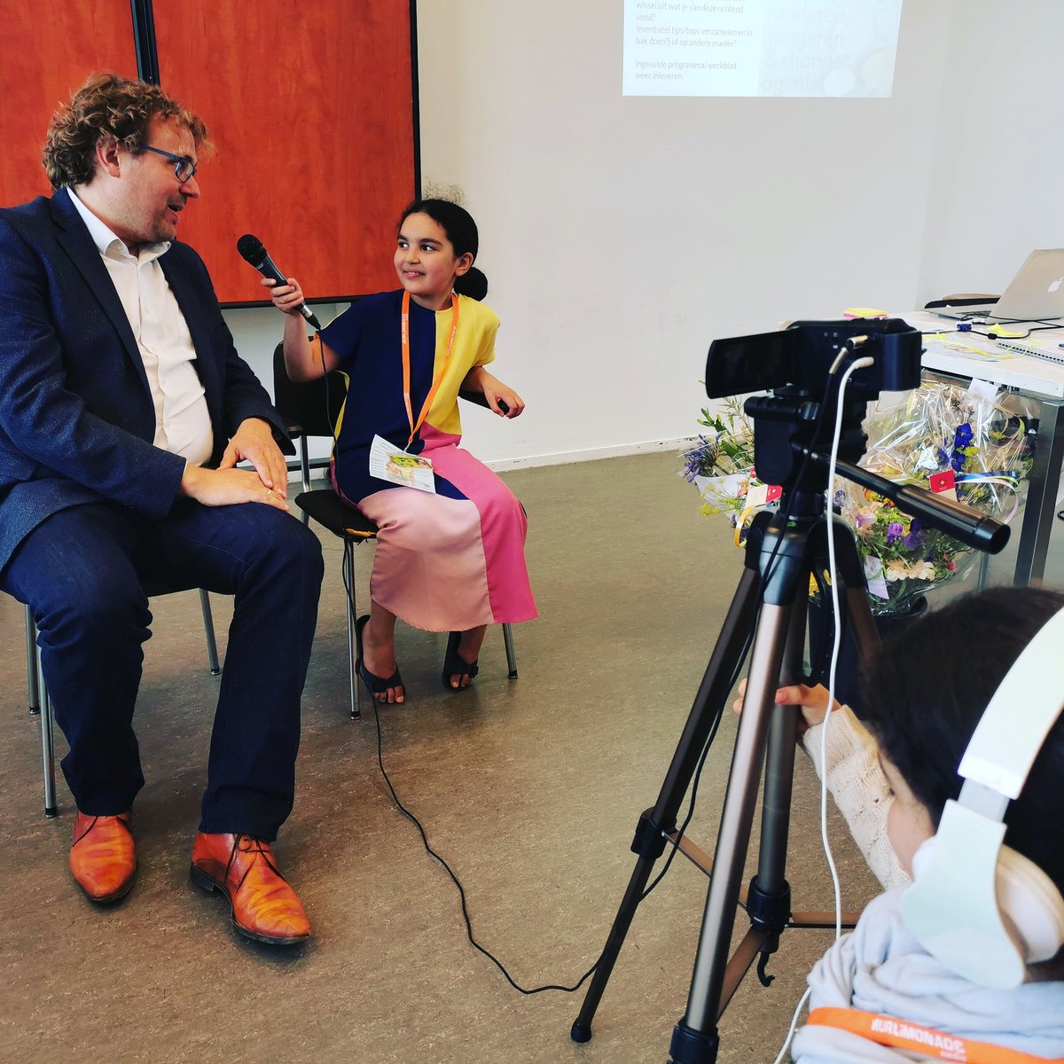 "Wat zou er gebeuren als kinderen de baas van de wereld zouden worden? "
Vandaag was het Kinderpersbureau Indische Buurt op bezoek bij de mini-conferentie Pedagogisch Klimaat in Amsterdam-Oost waar zij belangrijke vragen stelden aan @maartenpoorter en de andere bezoekers.