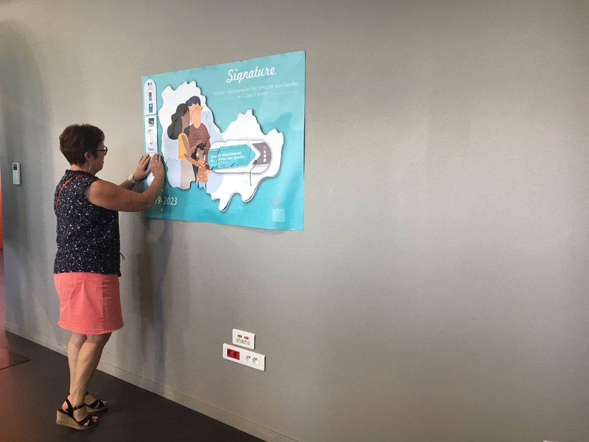 AlauxLudovic's tweet photo. Signature du schéma départemental des services aux familles des Cotes d’Armor 2019-2023 par la @msa_armorique #partenaires #familles #msa https://t.co/tYg0mnIHeH