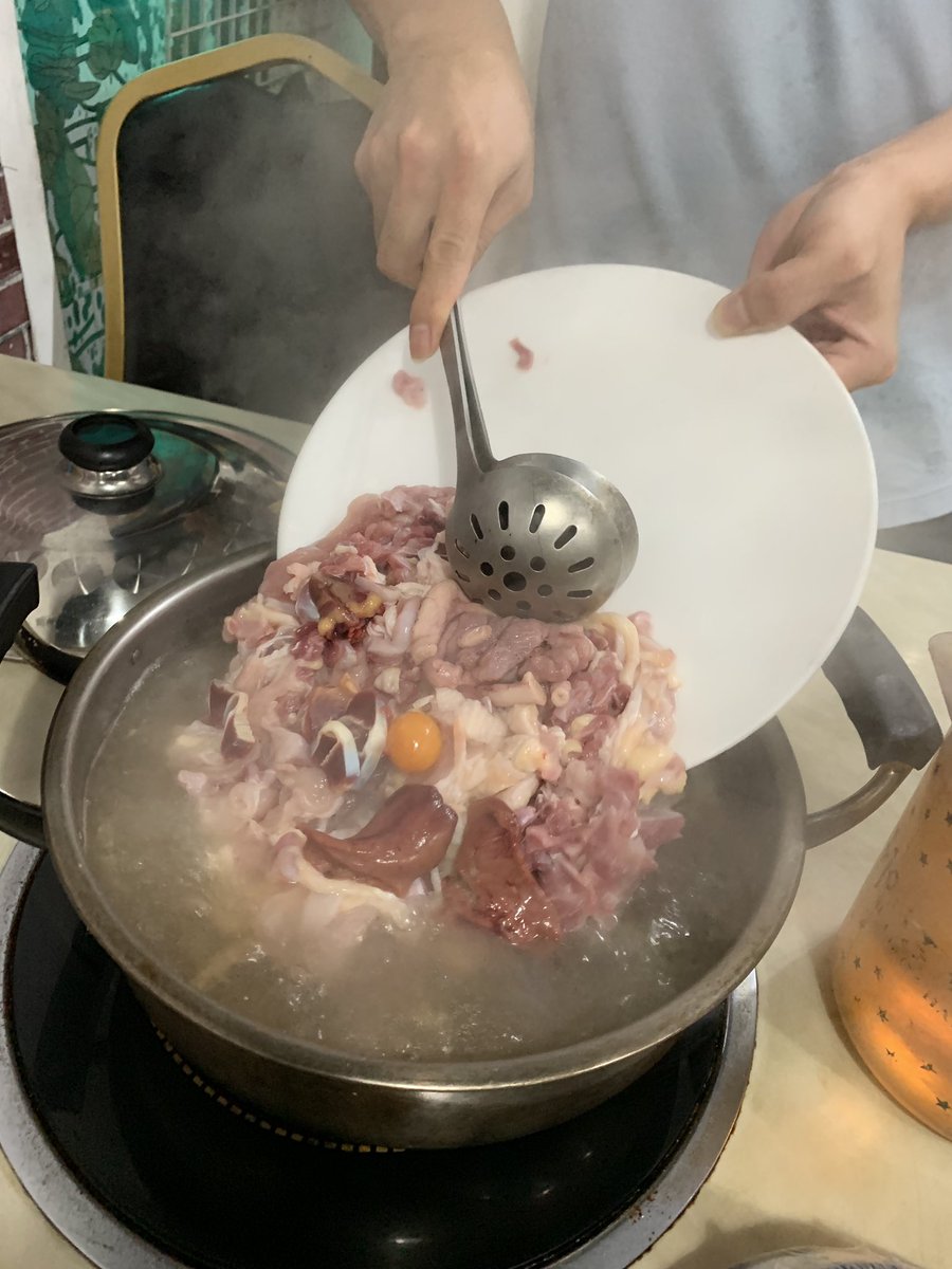 baosu's tweet photo. 一个人吃叫了一只鸡 https://t.co/fTAgpZnDfN