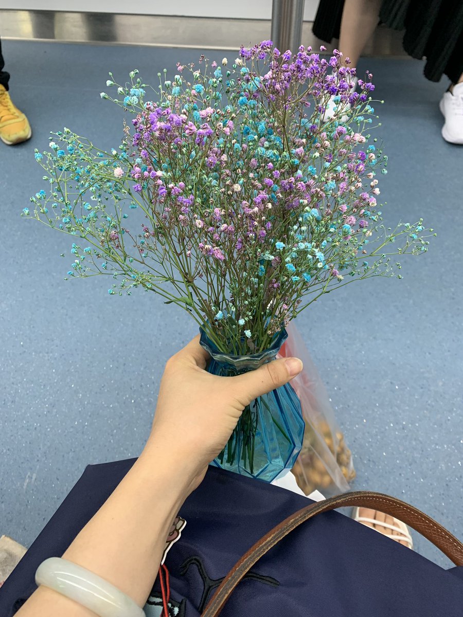 baosu's tweet photo. 买了瓶花，心情美美哒 https://t.co/xU8crjmxf9