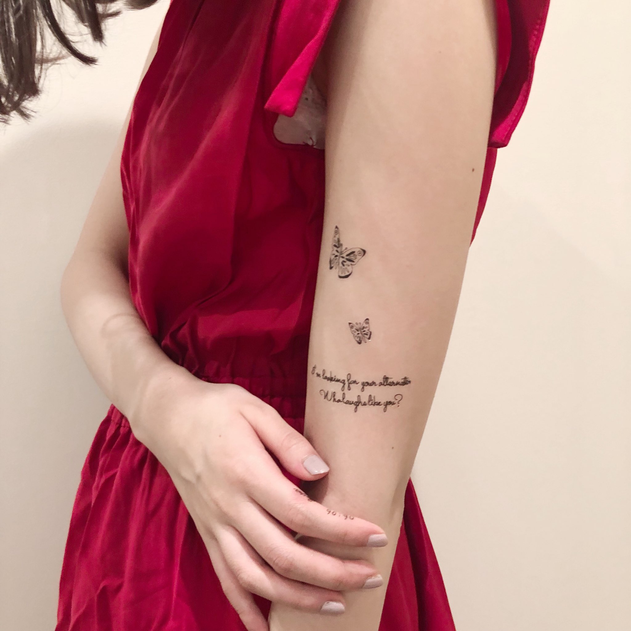 藤川千愛 ライブツアー ライカ 新グッズを作りました 手描きしたタトゥーシールだよ 切り込み入っててハサミいらんし 簡単で綺麗にできる すごく気に入っている ぜひ ゲットしてね T Co 3gwuenxcjw Twitter