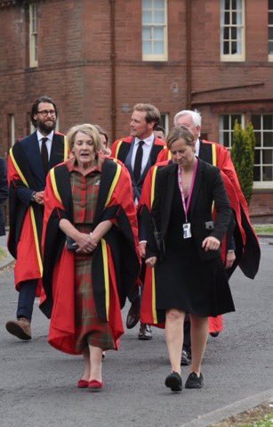 WiseIsBeautiful's tweet photo. Some more... #SoProud π₯°πβΊοΈ
#SamHeughan #UofGgrad19 #DumfriesGrad19
(Courtesy @AllisonONeill7 ) https://t.co/zUWcskHMVr