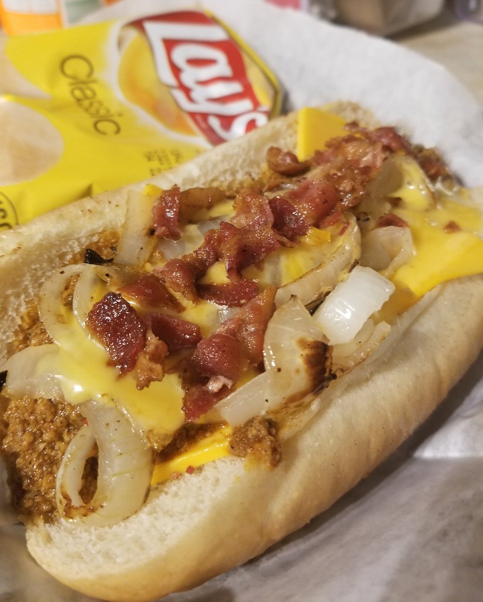 RobsRockinDogs's tweet photo. Thank you to Steven Alberti for naming our July One Hit Wonder; Bun in the USA! ๐บ๐ธ This black Angus dog comes topped with chili, American cheese ๐ง queso, grilled onions and bacon ๐ฅ #rockindogs #hotdog #onlylouisiana #howdoyourock #supportlocal https://t.co/JalCKUlV6a