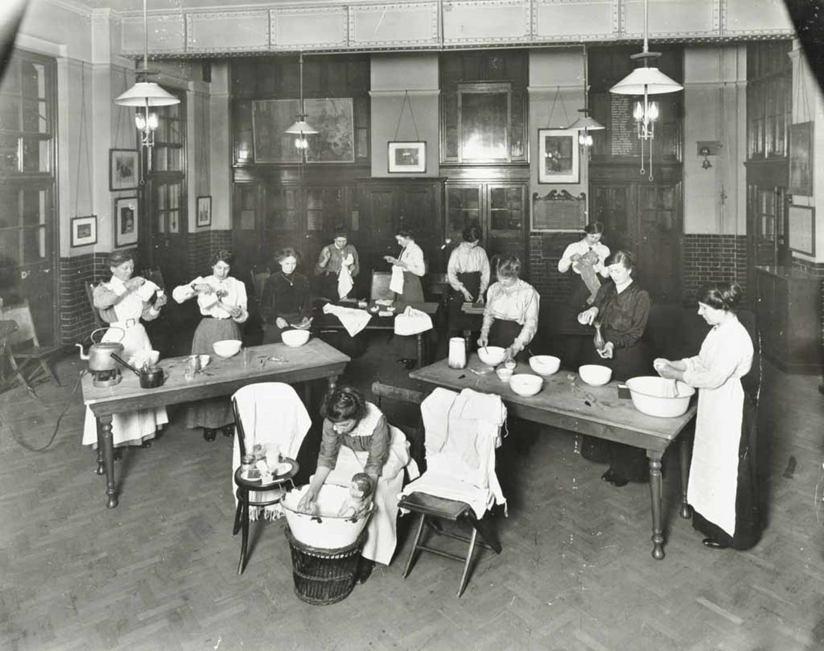 LayersofLondon's tweet photo. Some fantastic images from the early 20th century in the collection "Educating London", added to our site by @LdnMetArchives (https://t.co/B2yDrIJVgD) If you have any interesting pictures of Londoners learning why not tweet at us or add it to Layers of London! https://t.co/8J1aDzi03z