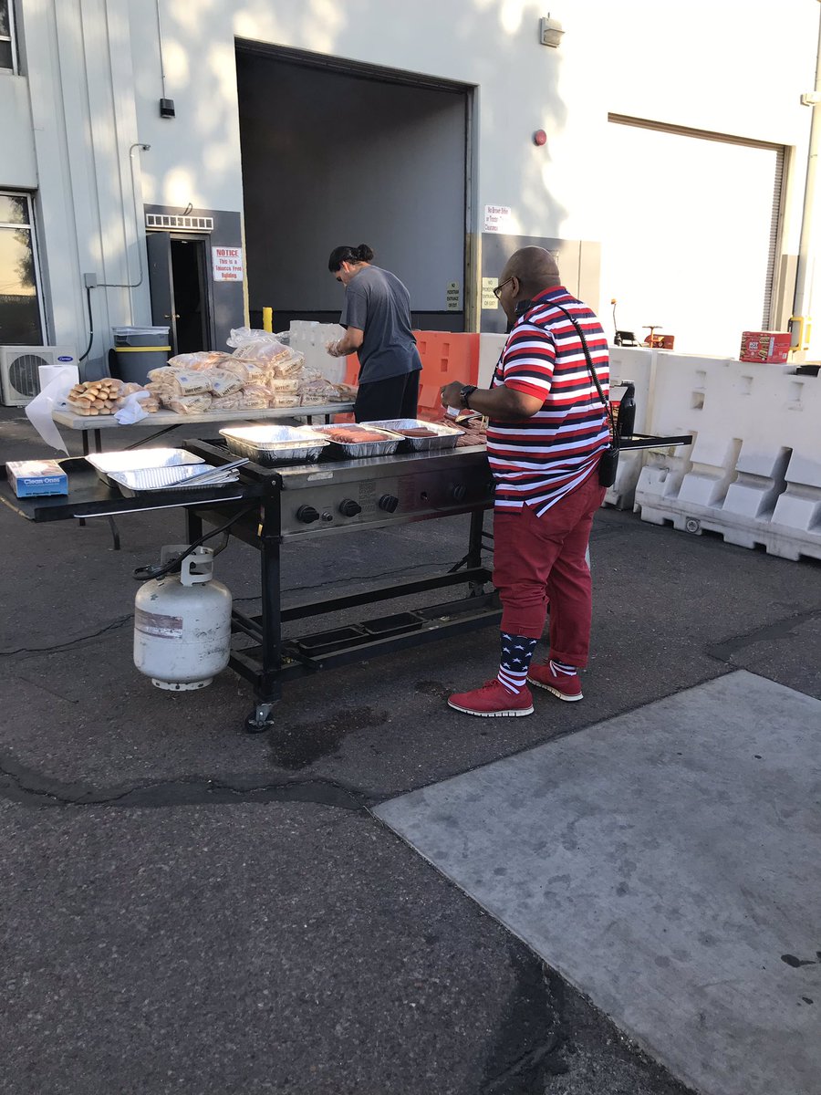 UPSGQCortez's tweet photo. Phoenix Preload starting early and enjoying some hot dogs this morning!! #phoenixpreload #recognition πππππ½ @HRGalindoUPSers @HarveyHill83 @WadeLeier5 @DesertMTUPSers @relmessan https://t.co/cpDHU0YZzW