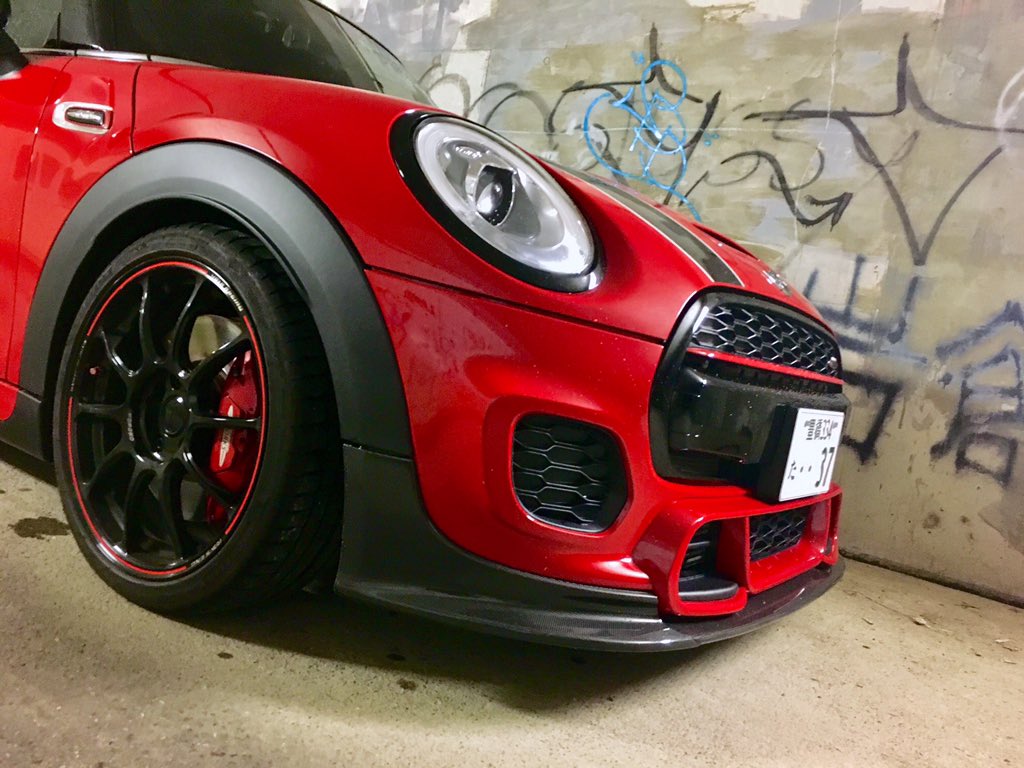 tatuJCW3232's tweet image. テズさんご協力のもと
念願のフロントリップを装着しました！
3D Design フルカーボンリップ
すごく綺麗！そしてフィッティングも良き！
車高が低く見えるぜ！！！

#MINI #JCW #MINIF56 #3DDesign