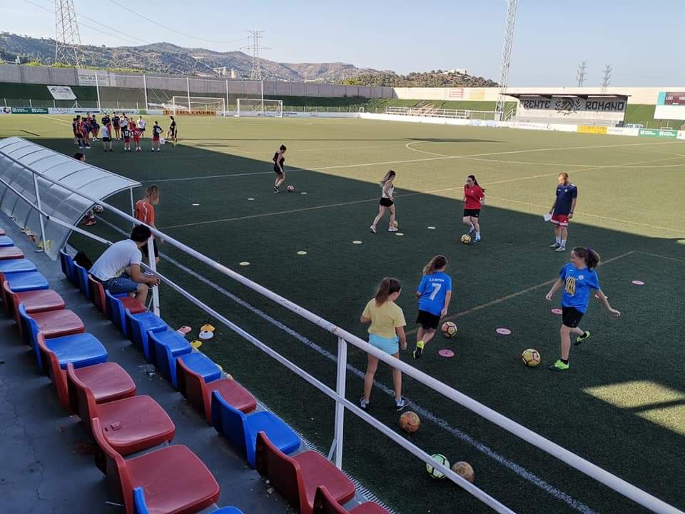 AtcoSaguntino's tweet photo. FEMENINO 👩🏻| Ayer comenzó a rodar el balón en el I Campus de Tecnificación Femenino ⚽🏃‍♀️. 

Si quieres participar aún estás a tiempo y además es ¡GRATIS!

📅 Martes y Jueves de julio
⏰ 19:00-20:30
🏟️ Nou Camp de Morvedre
📞Contacto: Nacho Comos 690 00 02 11

#SomosRomanas https://t.co/BpMAHd0gwf