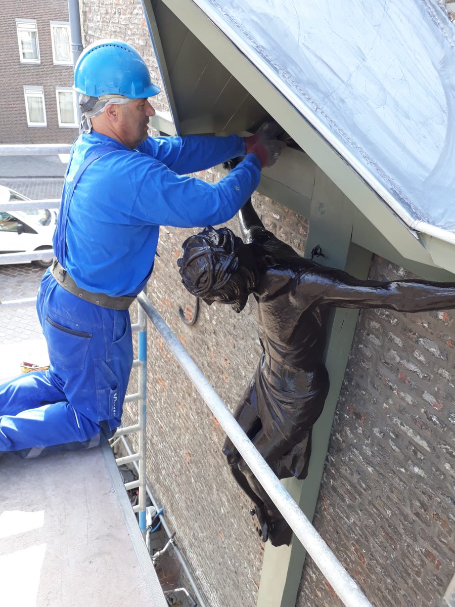 Vandaag heeft onze collega Ron een door Laudy gerestaureerd kruisbeeld teruggehangen aan een gevel in Maastricht. Geen grote klus, maar wel een bijzondere. Er mochten geen details verloren gaan.  Echt vakwerk! #restauratie #gebouwdvoorgezondecondities
