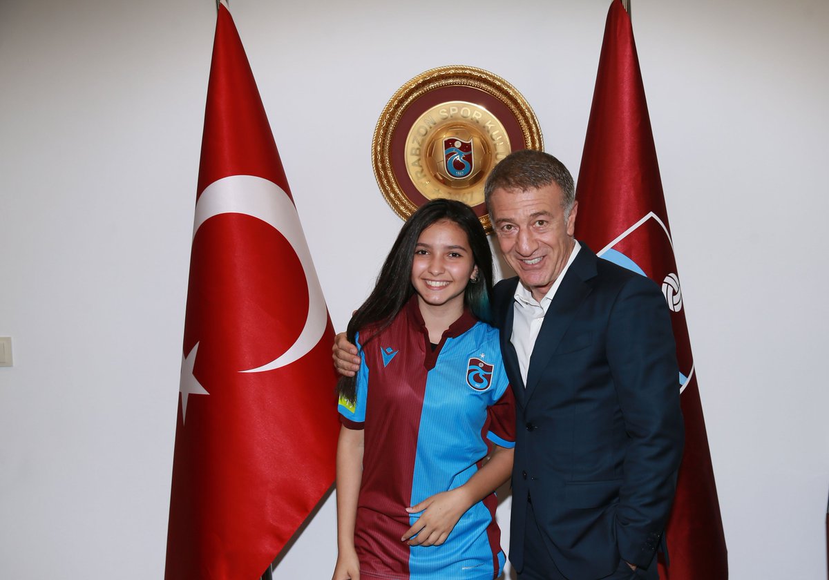 Trabzonspor's tweet photo. Başkanımız Ahmet Ağaoğlu, Liselere Girişi Sınavı’nda 500 tam puan alarak Türkiye Birincisi olan Trabzonlu Ayşe Zeynep Çifci’yi ağırladı. 

Detaylar 👉 https://t.co/TDD9H335Rf https://t.co/4Jbkae67YK