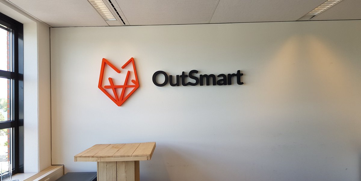 OutSmartfs's tweet image. Vandaag binnengekomen, meteen opgehangen: ons logo in piepschuimvorm. Gaaf! #kantoor #OutSmart
