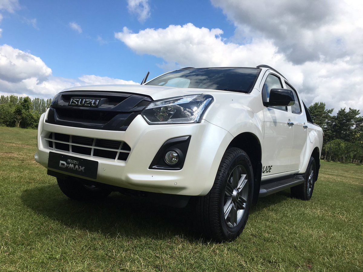 autovista_group's tweet photo. #PickUps at the READY!
.@GlassGuide #CommercialVehicles Editor, @DHill_Glass invited by @Isuzuuk to #testdrive their #Isuzu D-Max making up part of their all-purpose range of #IsuzuPickUps 

#Automotive #WorkVehicles #Kent  #AutomotiveIndustry #Autos #IsuzuDMax #DMax https://t.co/moUSzAASGB