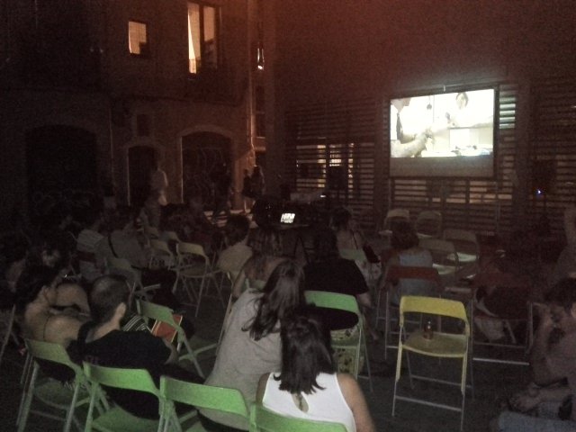 XciutatVella's tweet photo. "Sala" plena per veure el @DocuBaluard al #foratDeLaVergonya. Gràcies del #ColectiuIntermitent a tota la gent que ha vingut a veure'l i presentar-lo: @abd_ong @Metzineres1 @jg_morandi .
I al @CasalPou @palau_alos per fer-ho.possible
#femPlaça #femCine i #femBarri!
#CinemaLaPlaça https://t.co/thYWLoYj0d
