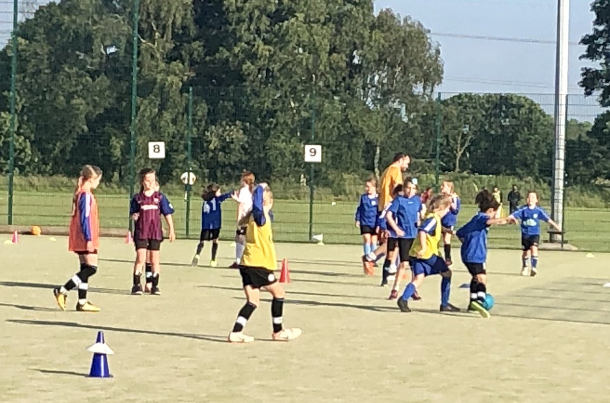 Didsfootygirls's tweet photo. 😎glorious night for a girls football session 😎@bluestar_fc https://t.co/FwE7XQeO9I