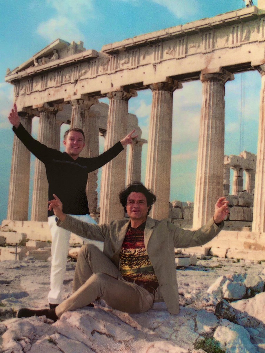 In der Fremde unter Freunden sein - das macht Durst auf sehr viel roten Wein, und wir haben aus der kalten Nacht einen Sommertag in Athen gemacht... Spiel Bouzouki... Danke Costa! #costacordalis @BILD_Promis