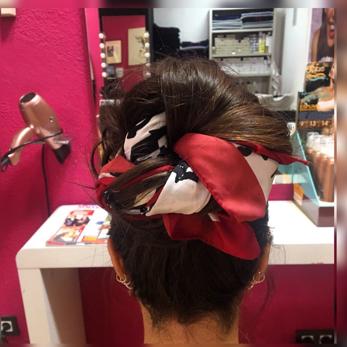 Nos encanta esta tendencia de peinados con pañuelo. 
Hoy os dejamos este recogido alto y desenfadado fresquito e ideal para este veranito 😎 
Sabéis que nos chifla darle ese puntito especial a los looks!