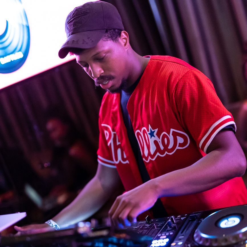TheCliqueLV's tweet photo. TONIGHT! Join us for In The Mix and see who makes it on to battle it out next week at the finale! See you tonight at 9PM. #thecliquelv #inthemix2019 https://t.co/10SOM1YQN7