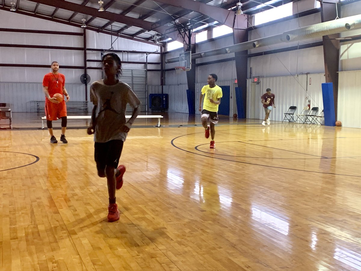 RStarzAthletics's tweet photo. Getting That Summer Work In with @HoustonRockets Maurice Taylor! #StayReady ⭐️ @DanielTWINZ @TeamDotsonAAU @crossover_athle https://t.co/CySC8q03nU