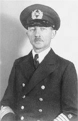 Je ne cesse de penser au paquebot de croisière le Saint-Louis et à son capitaine allemand Gustav Schroeder. Ceux qui ne connaissent pas leur histoire s'exposent à ce qu'elle recommence...