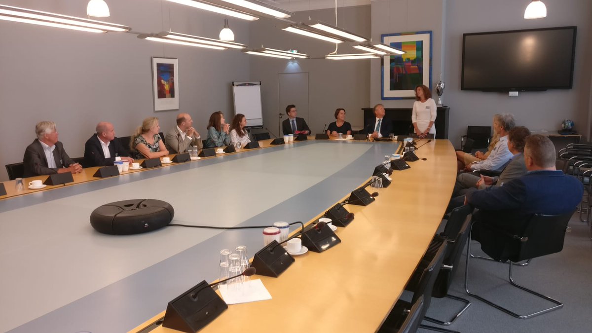 HollaCorina's tweet photo. Prachtig bezoek met leden van @VNONCWDenHaag aan Tweede Kamer met VVD Kamerlid @erikziengs als uitstekend gastheer. Heel erg bedankt Erik! https://t.co/EBzLpi6cnp