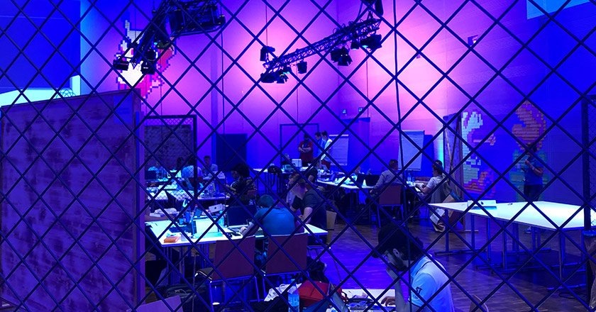 thyssenkrupp's tweet photo. < Vor 5 Stunden fiel der Startschuss unseres #hackathons. Zahlreiche Zeilen Code und Workshops zu #DesignThinking & #ITArchitecture später, stecken die #hack4tk Teams mitten in der Entwicklung unkonventioneller Lösungen. /> https://t.co/1WFIuT7nd9