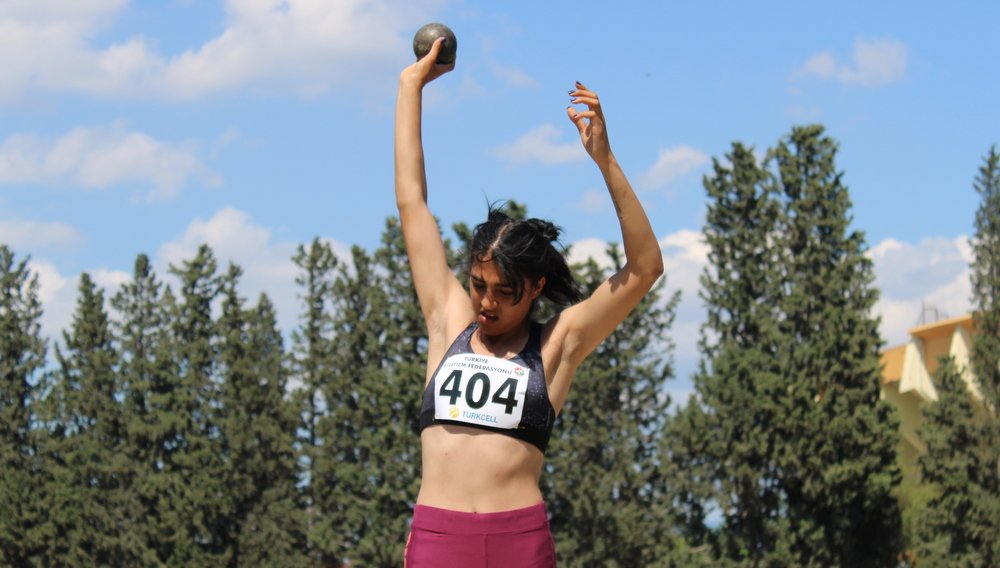 Bir buçuk yıldır heptatlon yapan  Hülya Gezeroğlu, Komple Atlet serisini kazanarak seçildiği ilk milli takım deneyiminde 4638 puan yaparak Balkan U20 üçüncüsü oldu. Hülya en iyisini yaklaşık 300 puan geliştirerek tüm zamanlar Türkiye listesinde 11. sıraya çıktı!