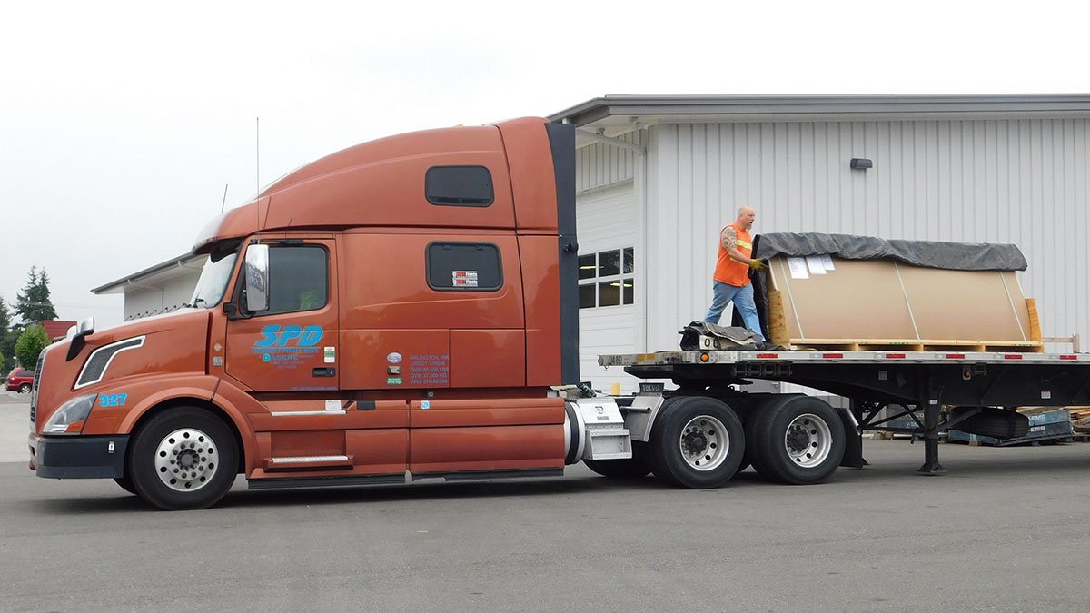 SmokeyPointDist's tweet photo. Driver Michael Dearborn tarping up at the Arlington yard before taking off.
#tarping #spd #trucking #flatbedding https://t.co/LKH3t0eWMi