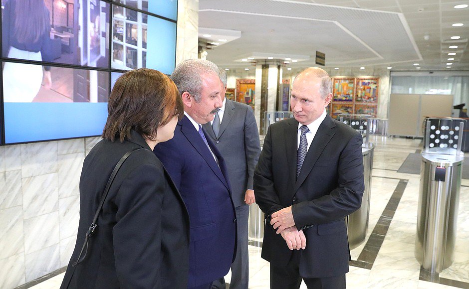 KremlinRussia's tweet image. На полях Международного форума «Развитие парламентаризма» Владимир Путин встретился с главой парламента Турции Мустафой Шентопом bit.ly/2RSccDA