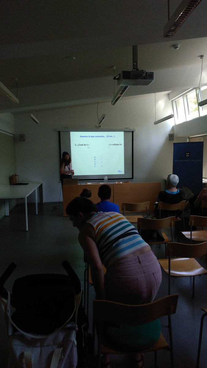 PCientific's tweet photo. Comencem la xerrada a @BibliotequesBCN #Montbau sobre protecció solar amb la Dra. McGrail de @vallhebron @VHIR_
Avui aprendrem moltes coses! 

@veinsmontbau @SPMontbau https://t.co/UUGEsxeBeb