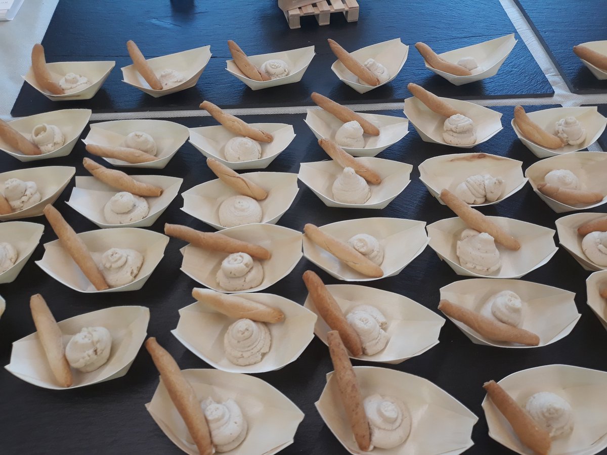 MARES_Madrid's tweet photo. ¡Comenzamos la ronda de presentaciones! Empezamos por @laveseria (en #instagram), un proyecto de #Vesos: Quesos vegano 🧀🧀 https://t.co/6FQ8FeZwed