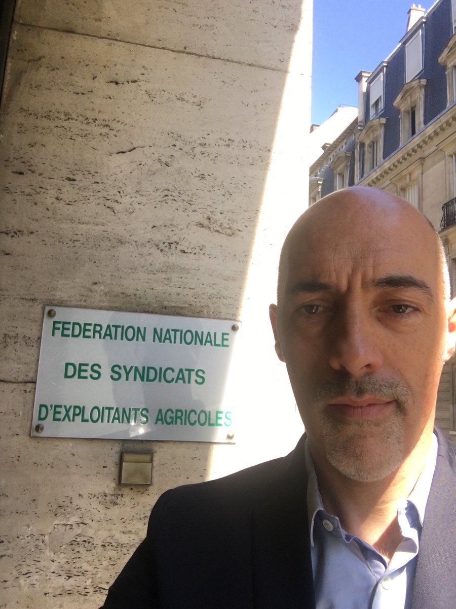OuvryLudovic's tweet photo. Avancées fulgurantes de la combinaison filtrante #PolyAgri à la #FNSEA. Peut-être un effet canicule qui rendent les #EPI traditionnels insupportables ? https://t.co/B7yU5aGig0