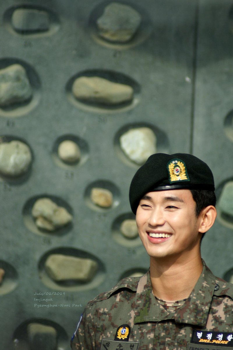 Fan pics update 190701 #KimSooHyun #김수현  
Military Discharge  cr.Gabriel216Cloud9