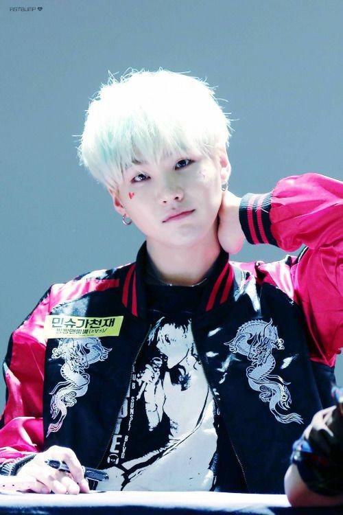 Мин юнги блондин. Шуга бтс. Шуга из bts. Сюга бтс. Шуга из бтс.