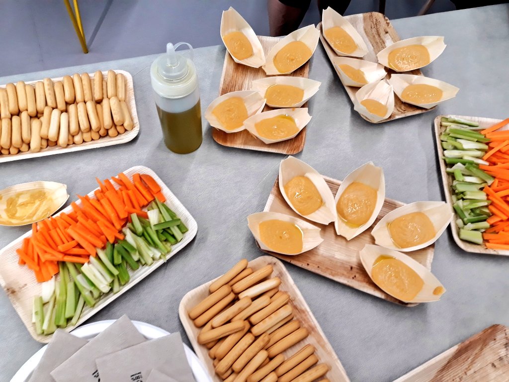 MARES_Madrid's tweet photo. #Vercon nos ha traído hummus con garbanzos de Fuenlabrada. Están haciendo pruebas para comenzar a comercializarlo 🤗 https://t.co/nssrmnHKWD