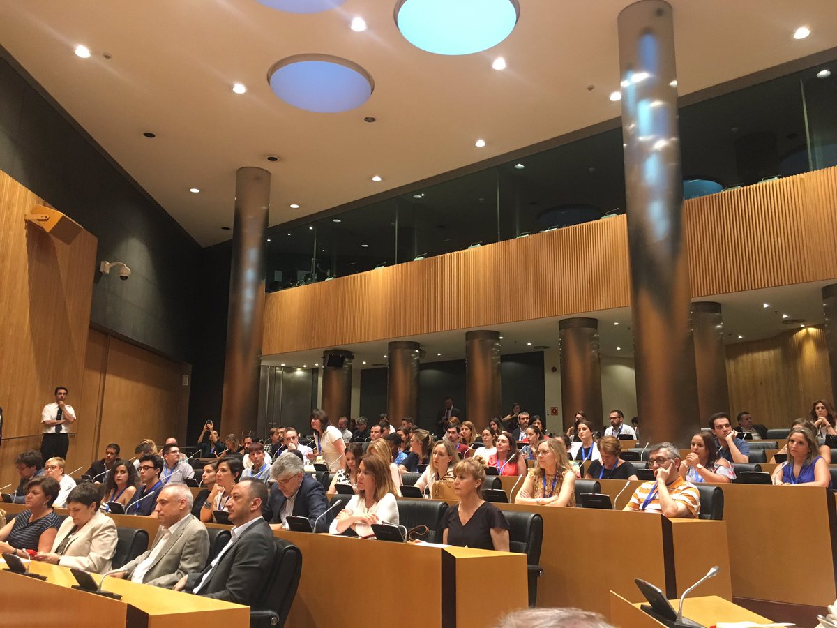 MiljanaM's tweet photo. Empieza la mesa de debate "El nuevo ciclo político es femenino" que organizamos desde ACOP @compolitica con la intervención de la Presidenta del @Congreso_Es Meritxell Batet. Gran expectación de los medios y gran afluencia de los asistentes. #ACOPenFemenino https://t.co/iOJQbbQHwd