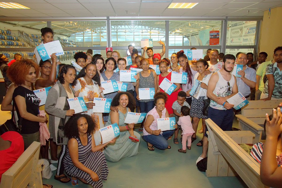 Een enthousiaste en dankbare groep nieuwkomers heeft hun SOS-certificaat behaald 😀 Dankzij de Dordtse reddingsbrigade leren nieuwe burgers veilig zwemmen. Er is veel behoefte aan de zwemlessen die door jongeren van R-Newt vrijwillig worden ondersteund