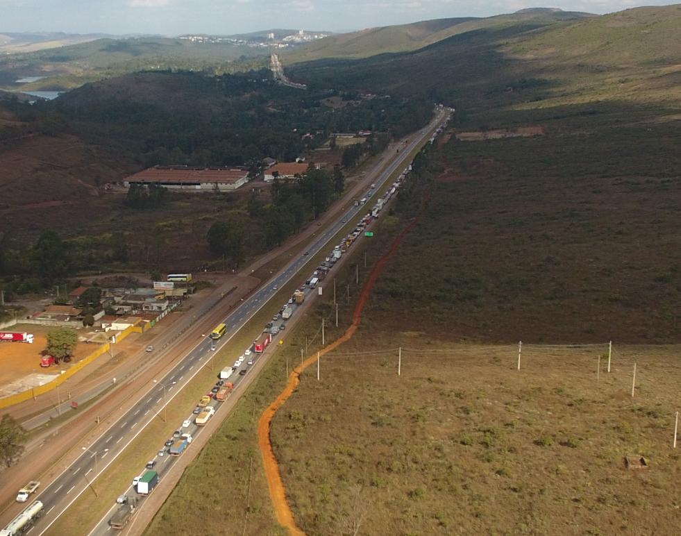 14h30 - BR 040 em Nova Lima com fila de aproximadamente 8 km no sentido Sul (RJ) devido obras da concessionária no Km 562 (prox trevo 356)
Fila flui em velocidade razoável com eventuais paradas.